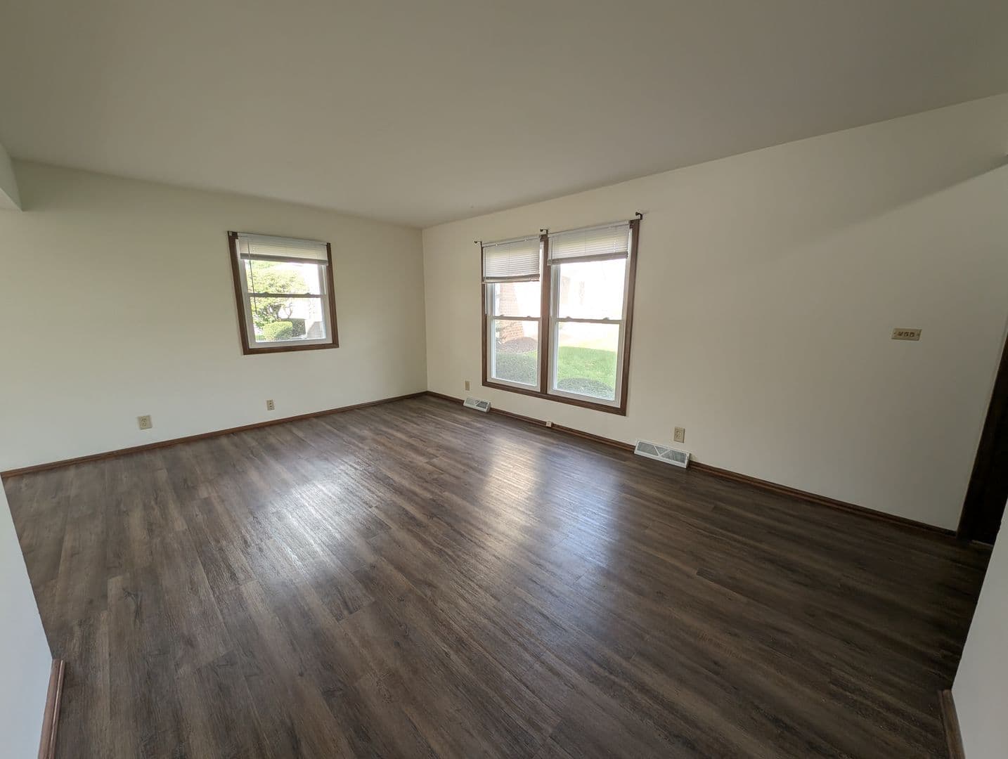 Brookfield Apartment: 1345 Dover Place
