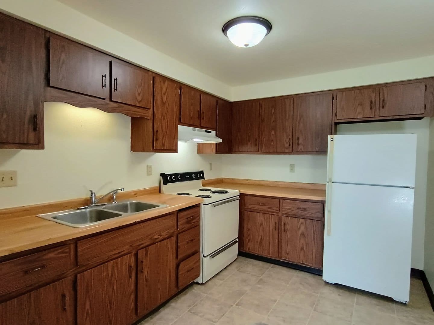 Green Bay Apartment: 1398 Kingston Terrace
