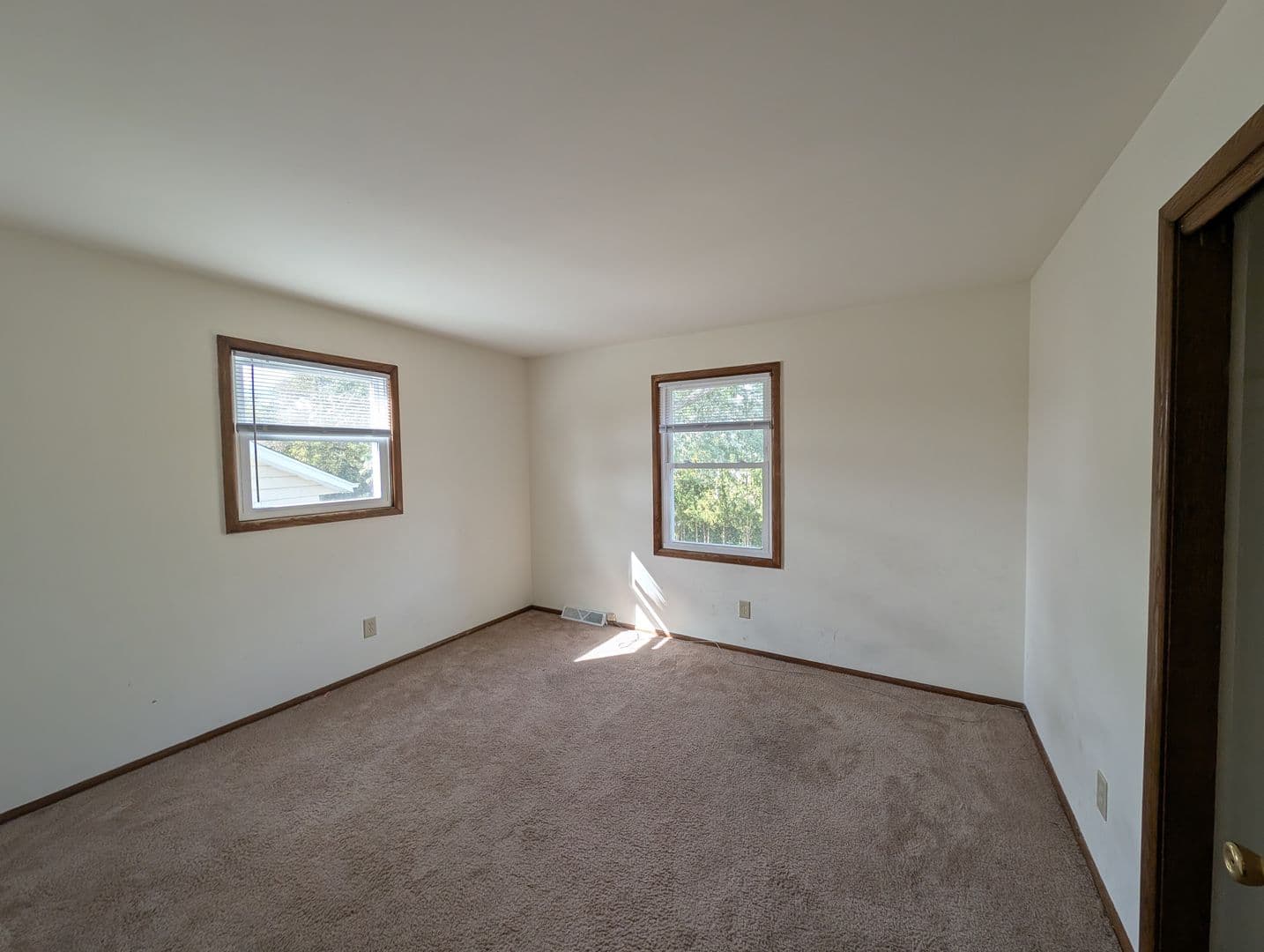 Brookfield Apartment: 1345 Dover Place