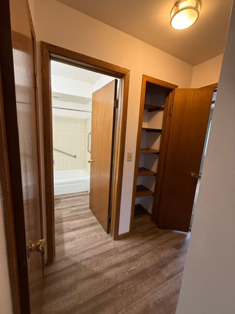 New Holstein Apartment: 1700 Jackson St