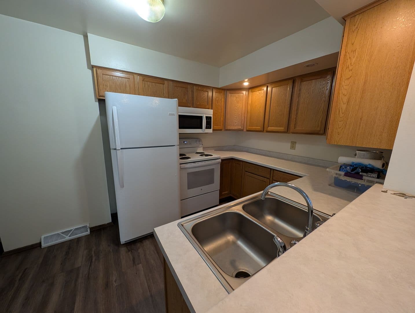 Brookfield Apartment: 1345 Dover Place