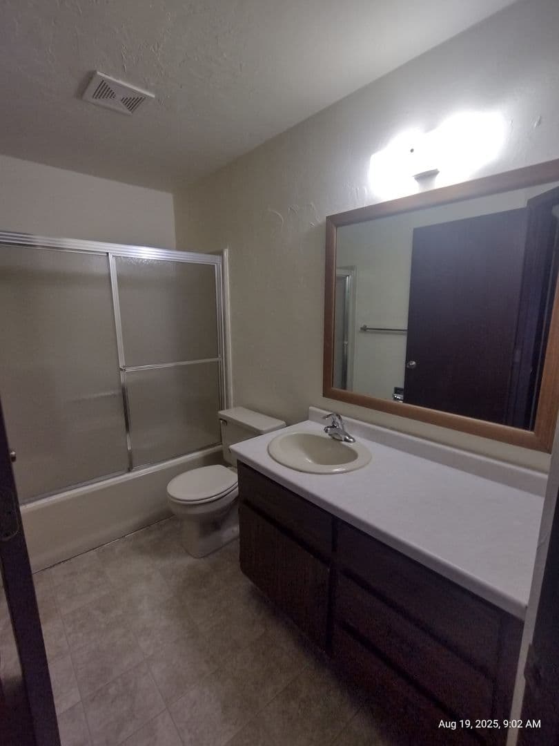 Green Bay Apartment: 1398 Kingston Terrace