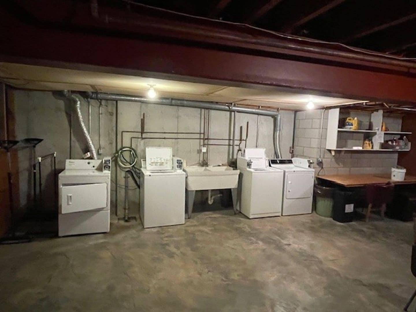 New Holstein Apartment: 1700 Jackson St