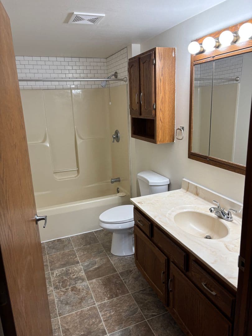 West Bend Apartment: 410 S River Rd