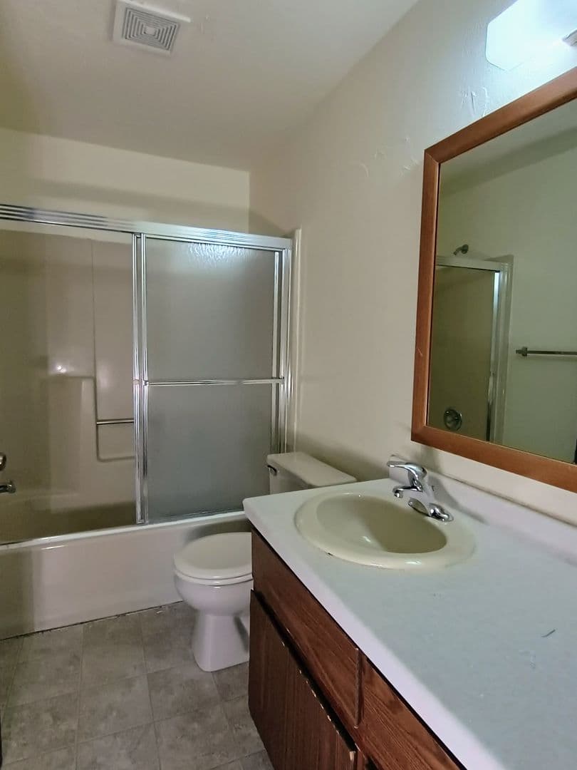 Green Bay Apartment: 1398 Kingston Terrace