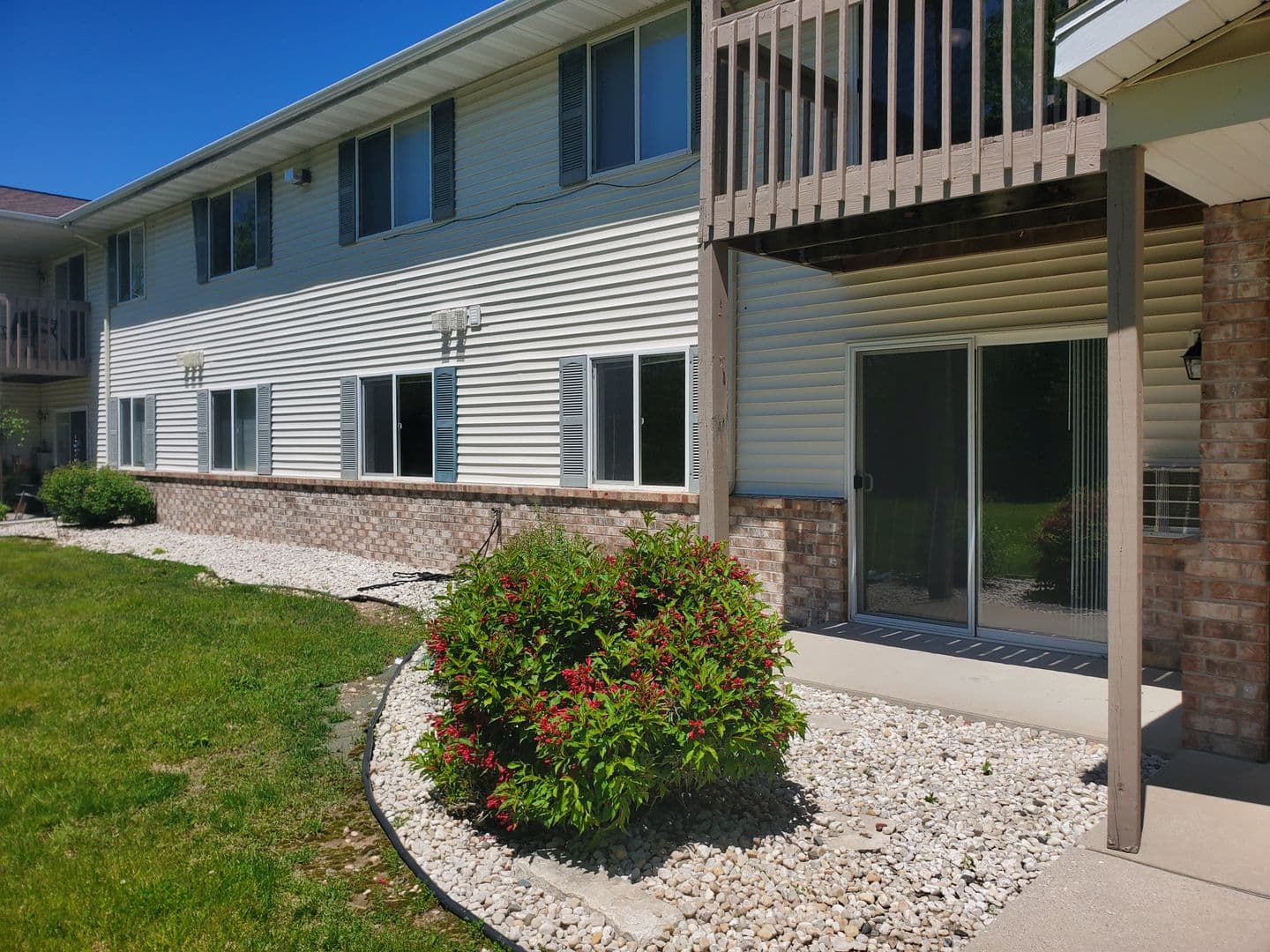 Plymouth Apartment: 225 S River Blvd