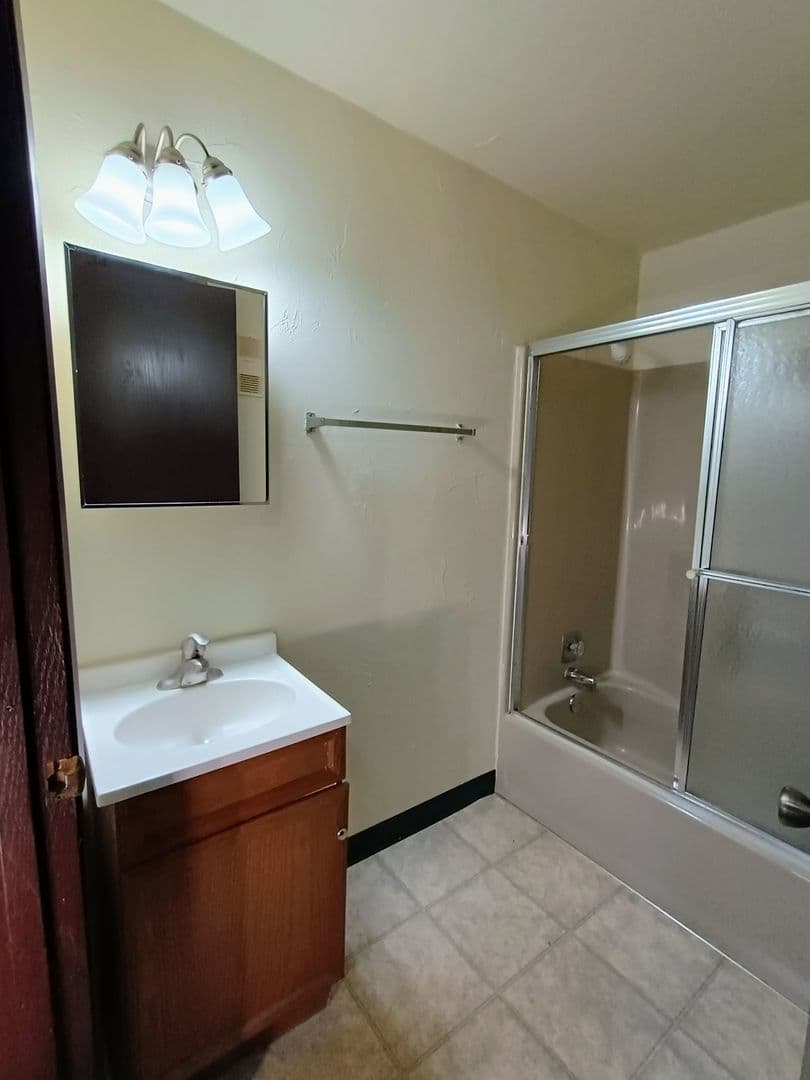 Green Bay Apartment: 1398 Kingston Terrace