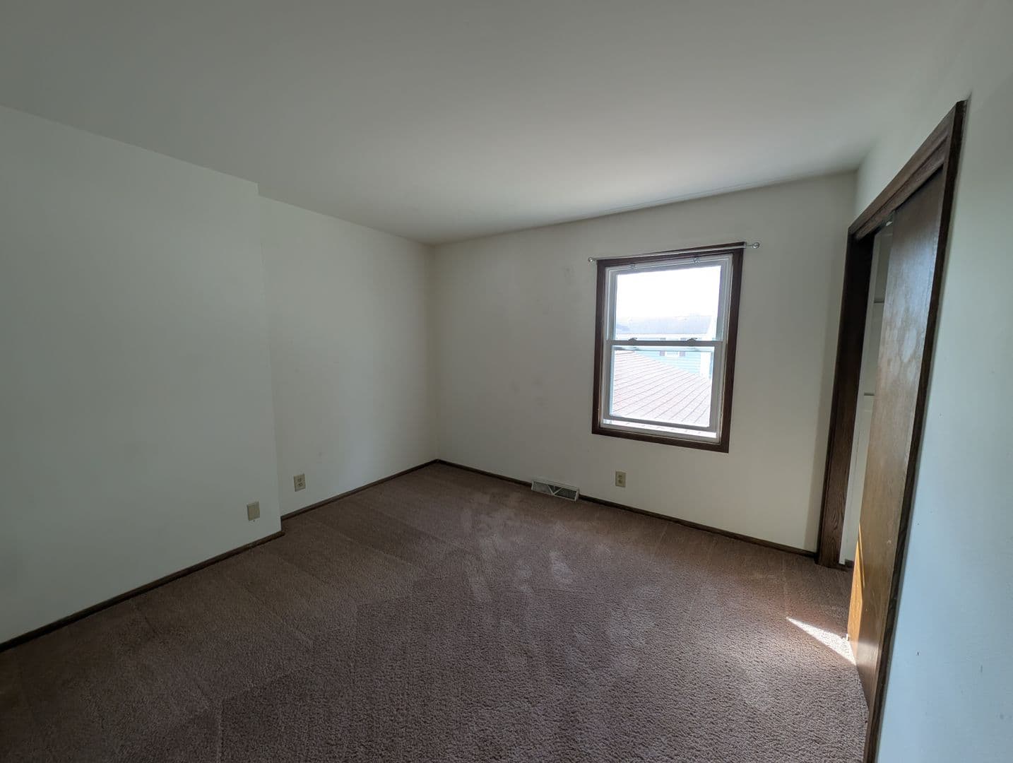 Brookfield Apartment: 1345 Dover Place