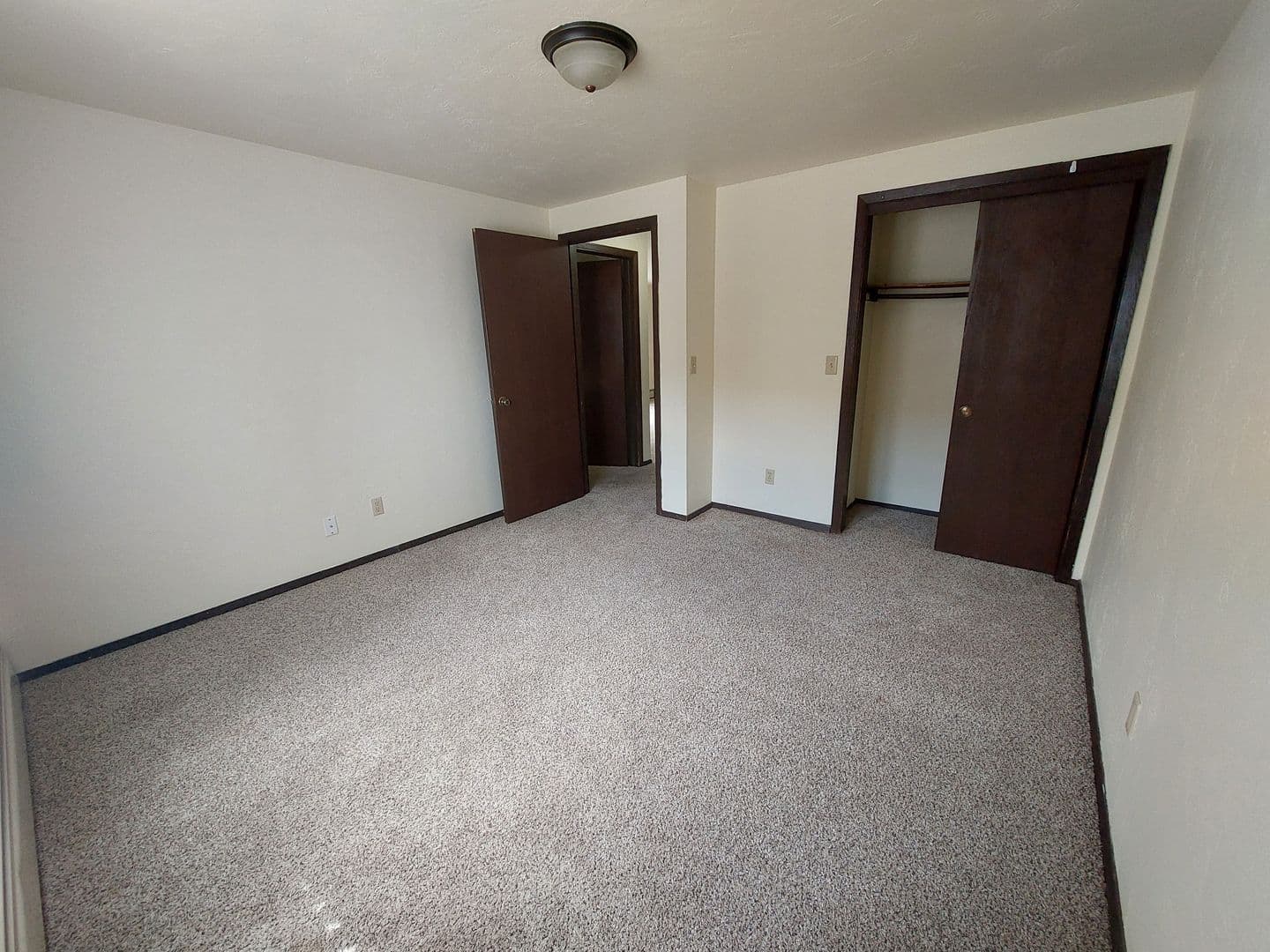 Green Bay Apartment: 1398 Kingston Terrace
