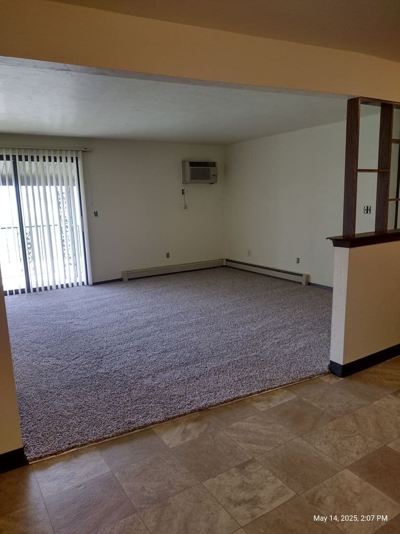 Green Bay Apartment: 1398 Kingston Terrace