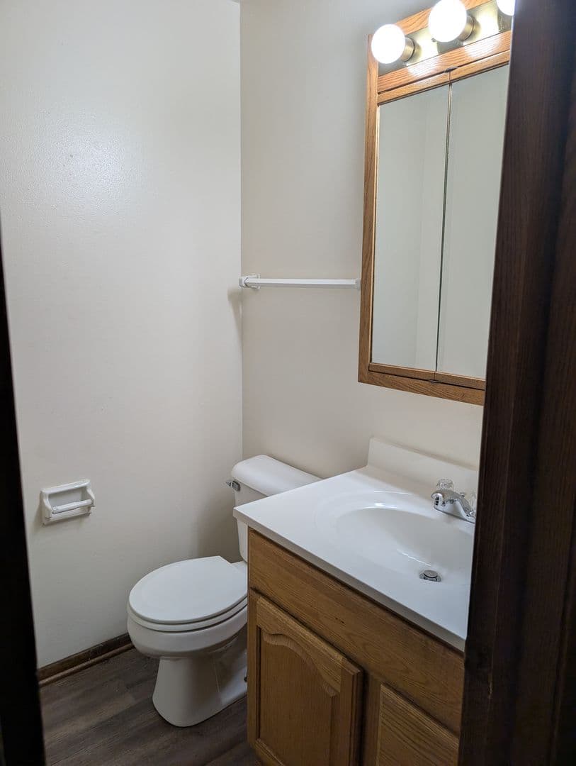 Brookfield Apartment: 1345 Dover Place