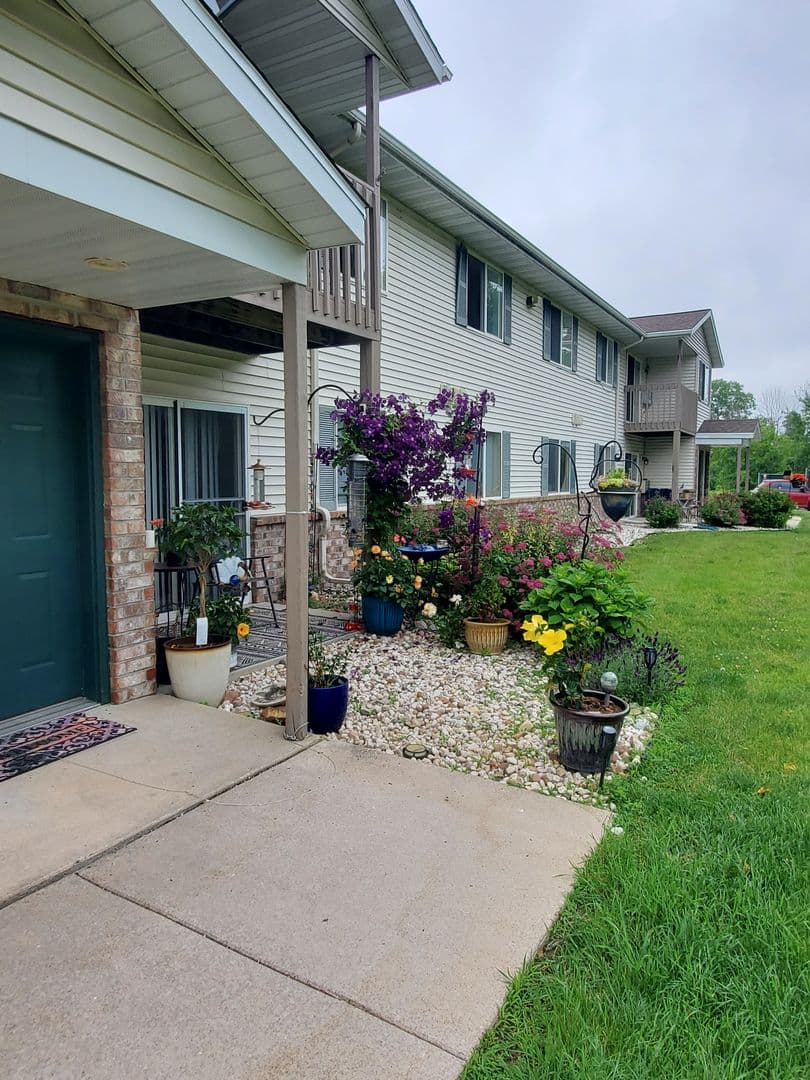 Plymouth Apartment: 225 S River Blvd