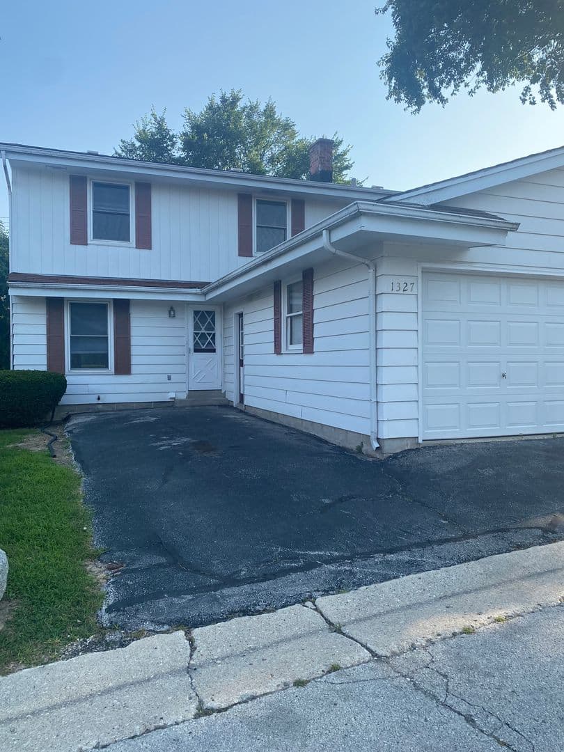 Brookfield Apartment: 1345 Dover Place