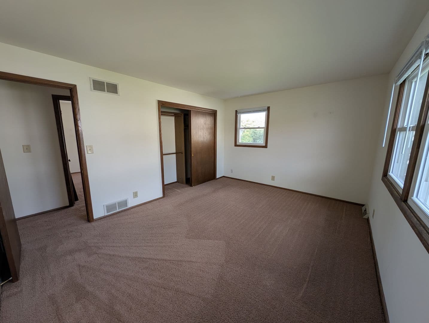 Brookfield Apartment: 1345 Dover Place