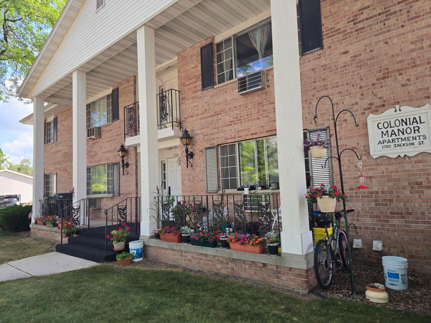 New Holstein Apartment: 1700 Jackson St