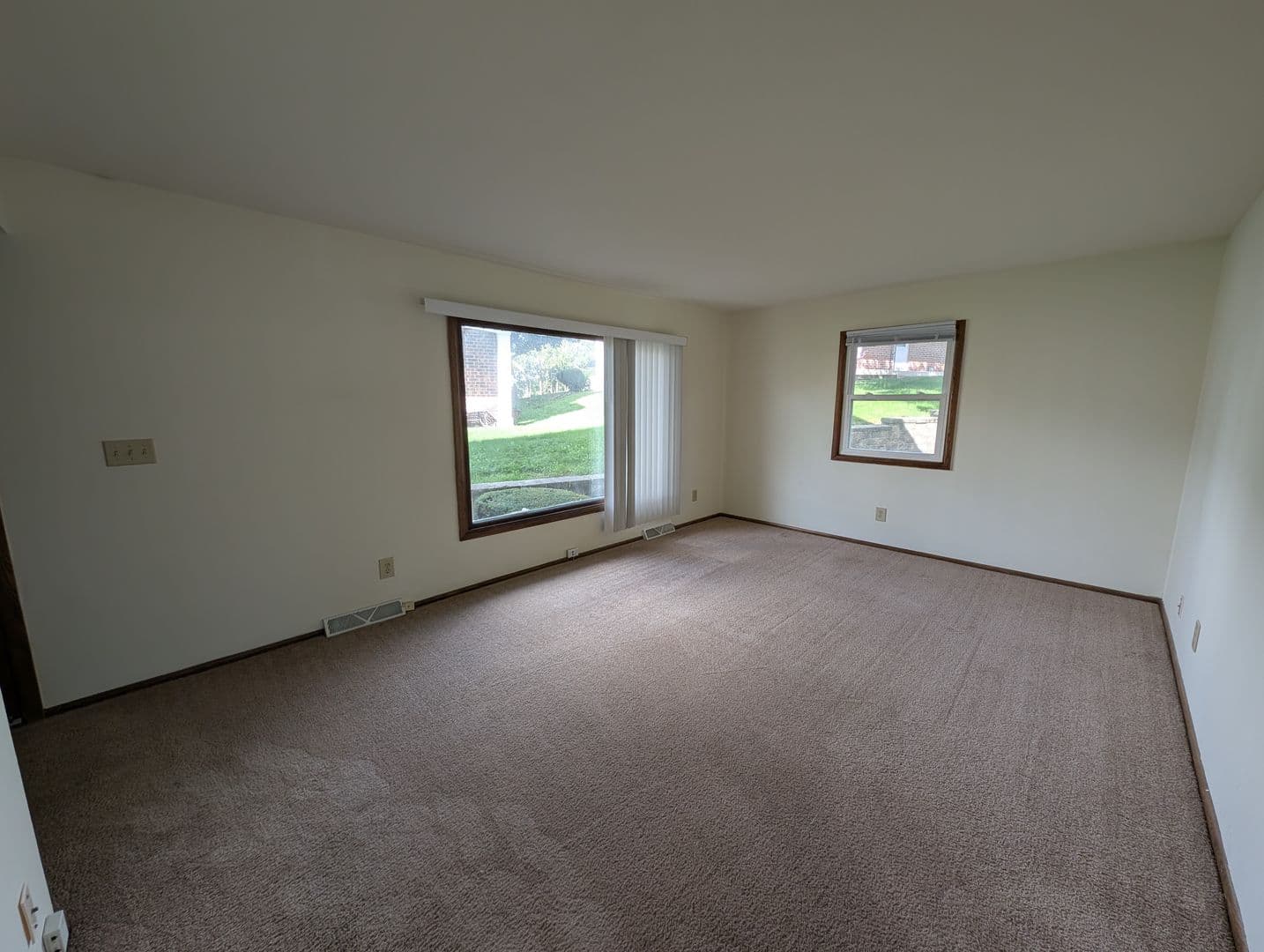 Brookfield Apartment: 1345 Dover Place