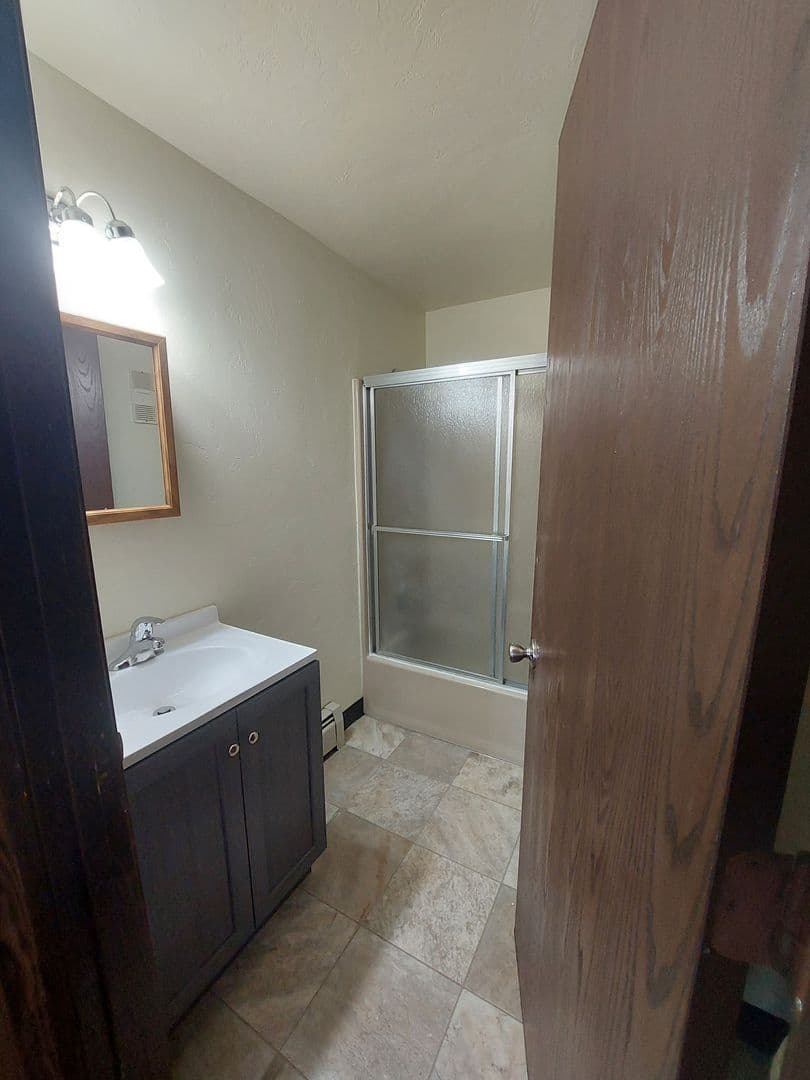 Green Bay Apartment: 1398 Kingston Terrace