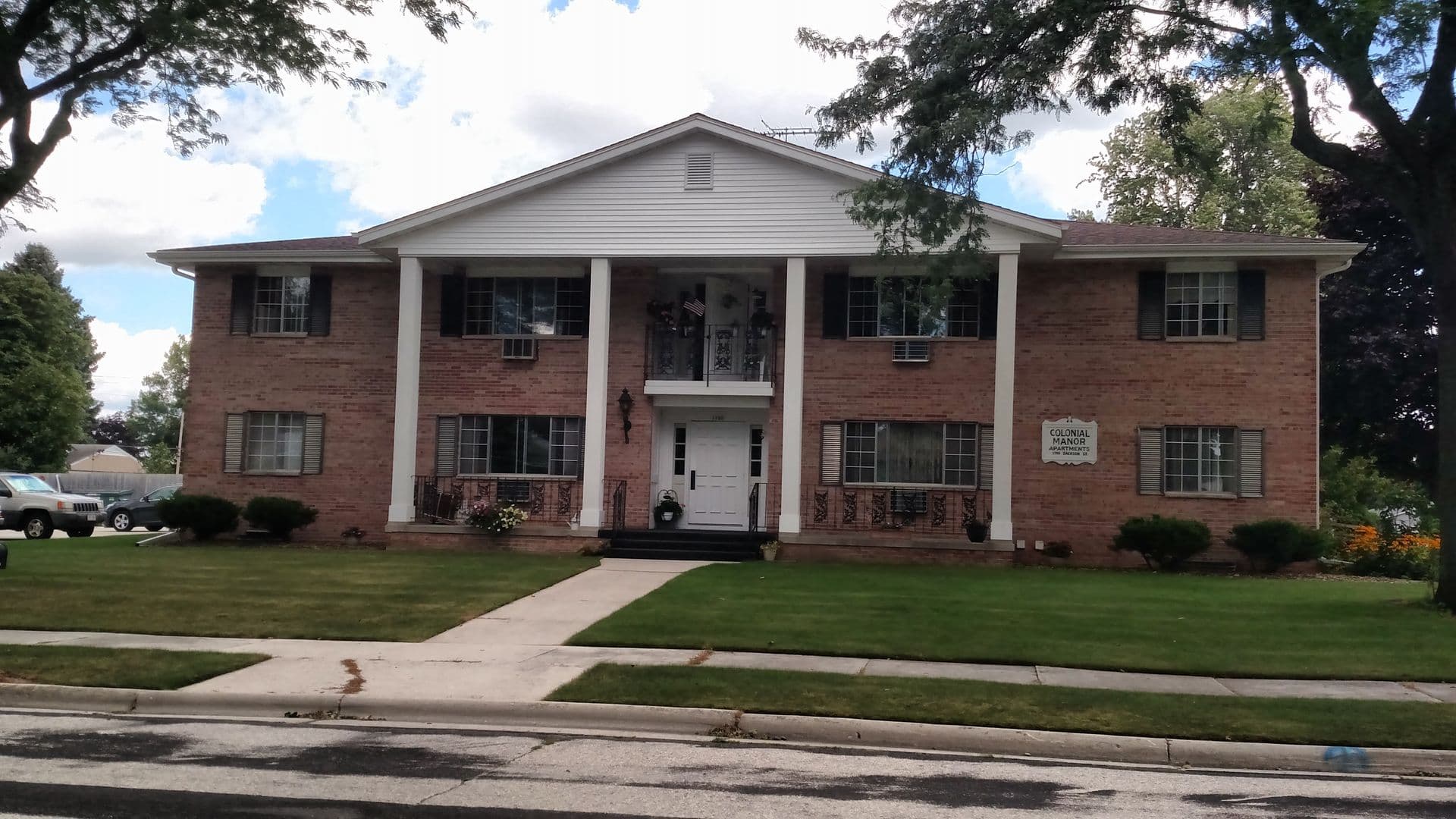 New Holstein Apartment: 1700 Jackson St