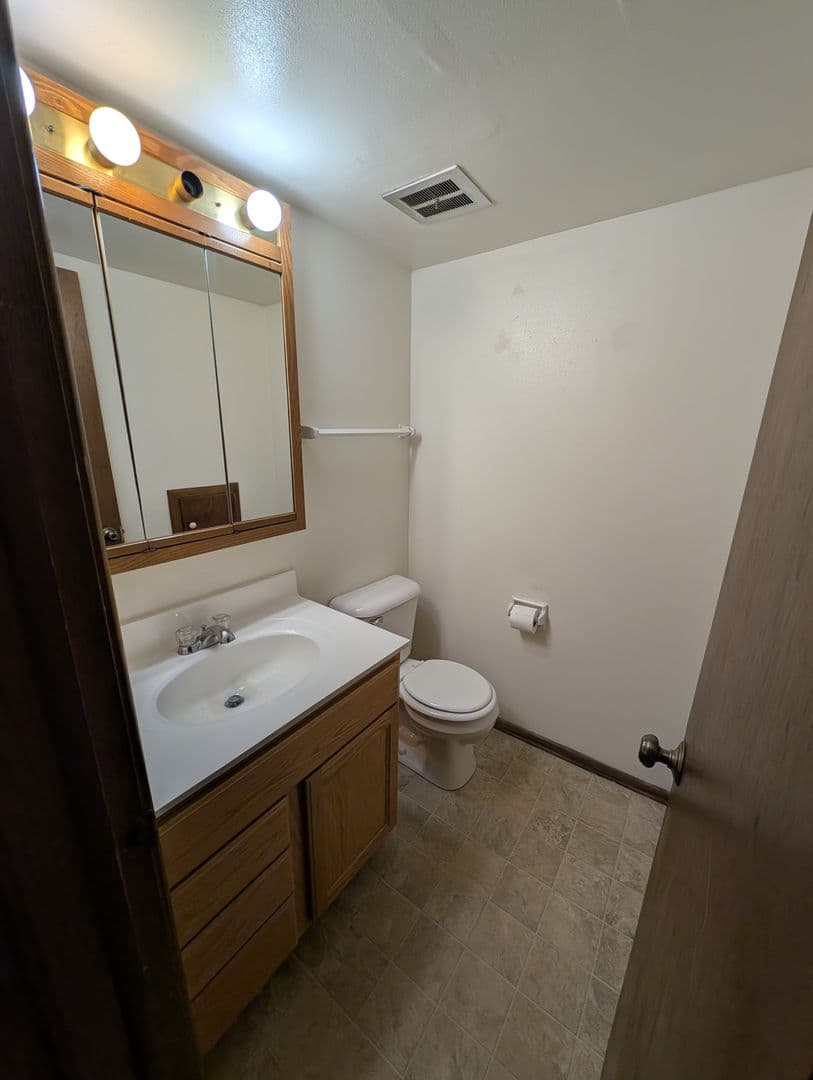 Brookfield Apartment: 1345 Dover Place
