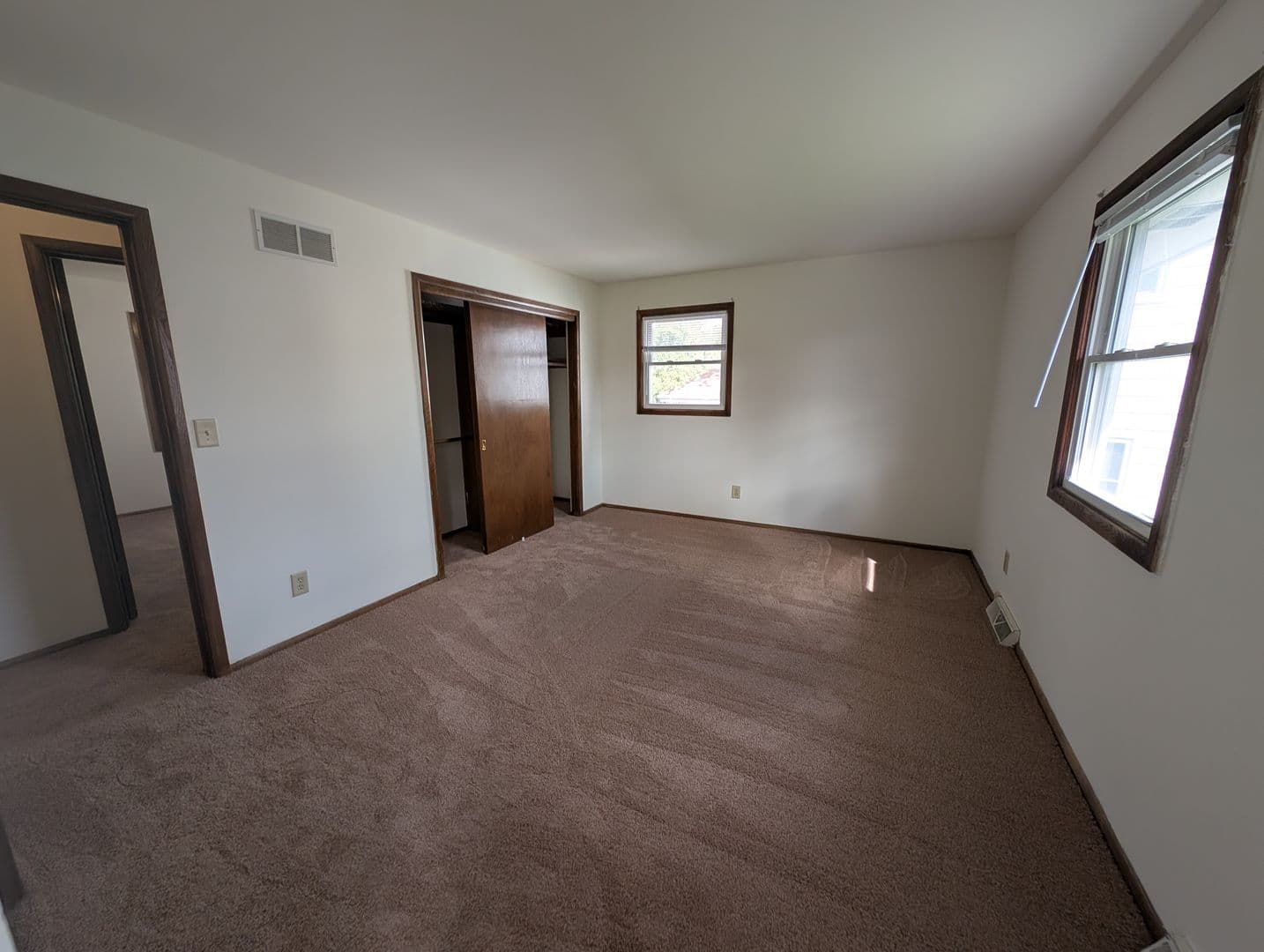 Brookfield Apartment: 1345 Dover Place