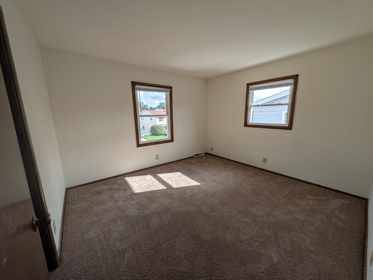 Brookfield Apartment: 1345 Dover Place