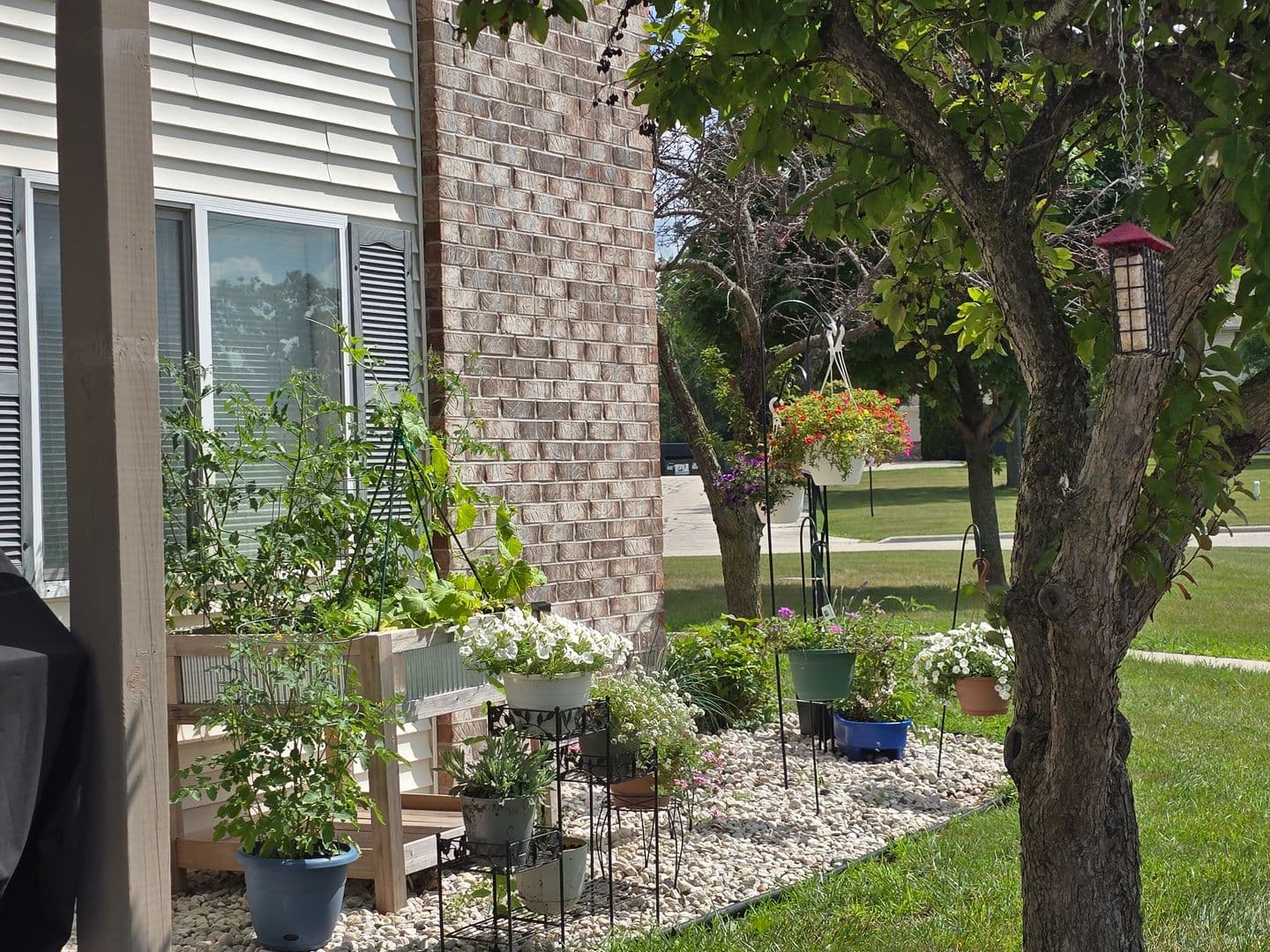 Plymouth Apartment: 225 S River Blvd