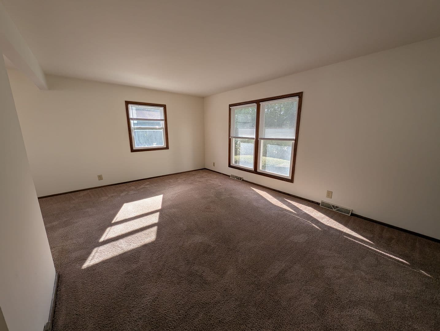 Brookfield Apartment: 1345 Dover Place