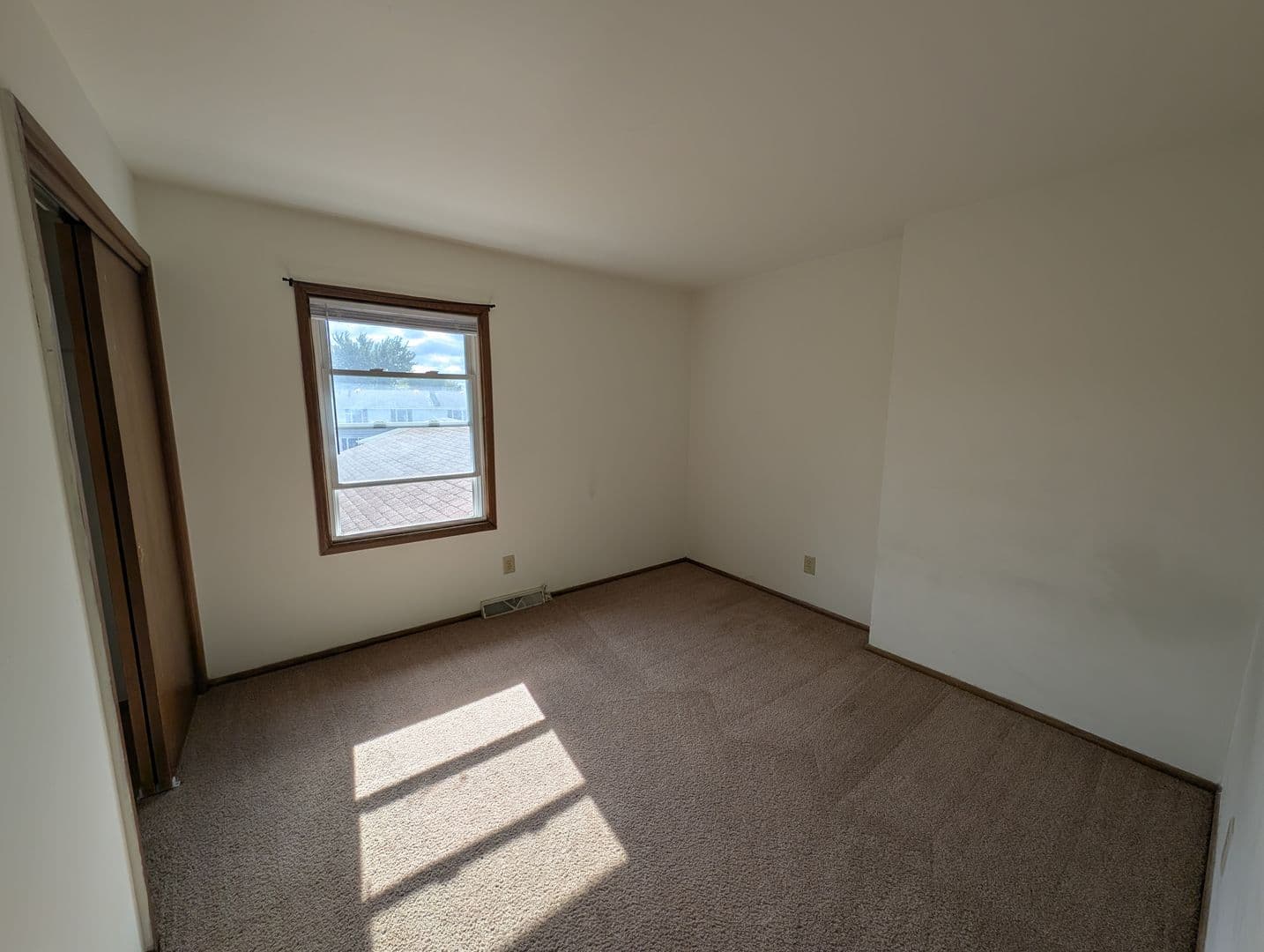 Brookfield Apartment: 1345 Dover Place