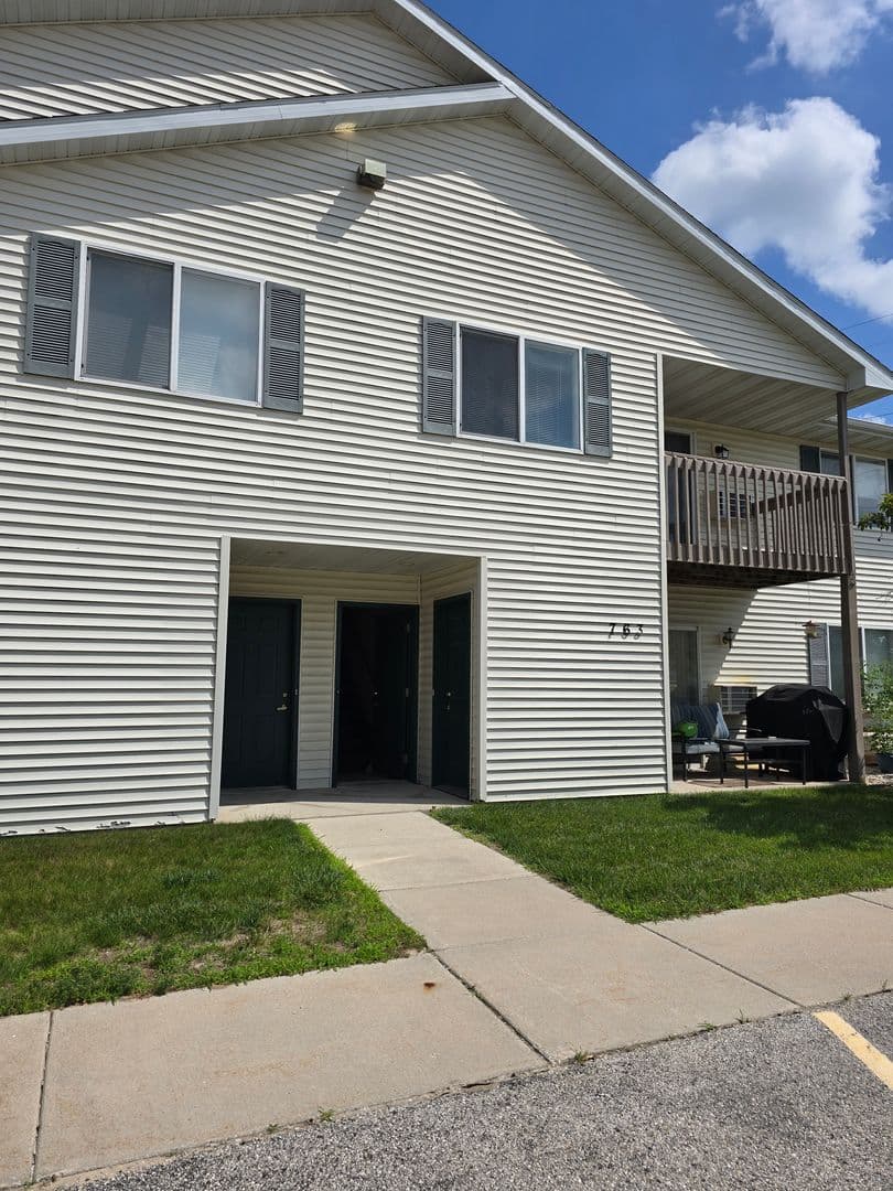 Plymouth Apartment: 225 S River Blvd