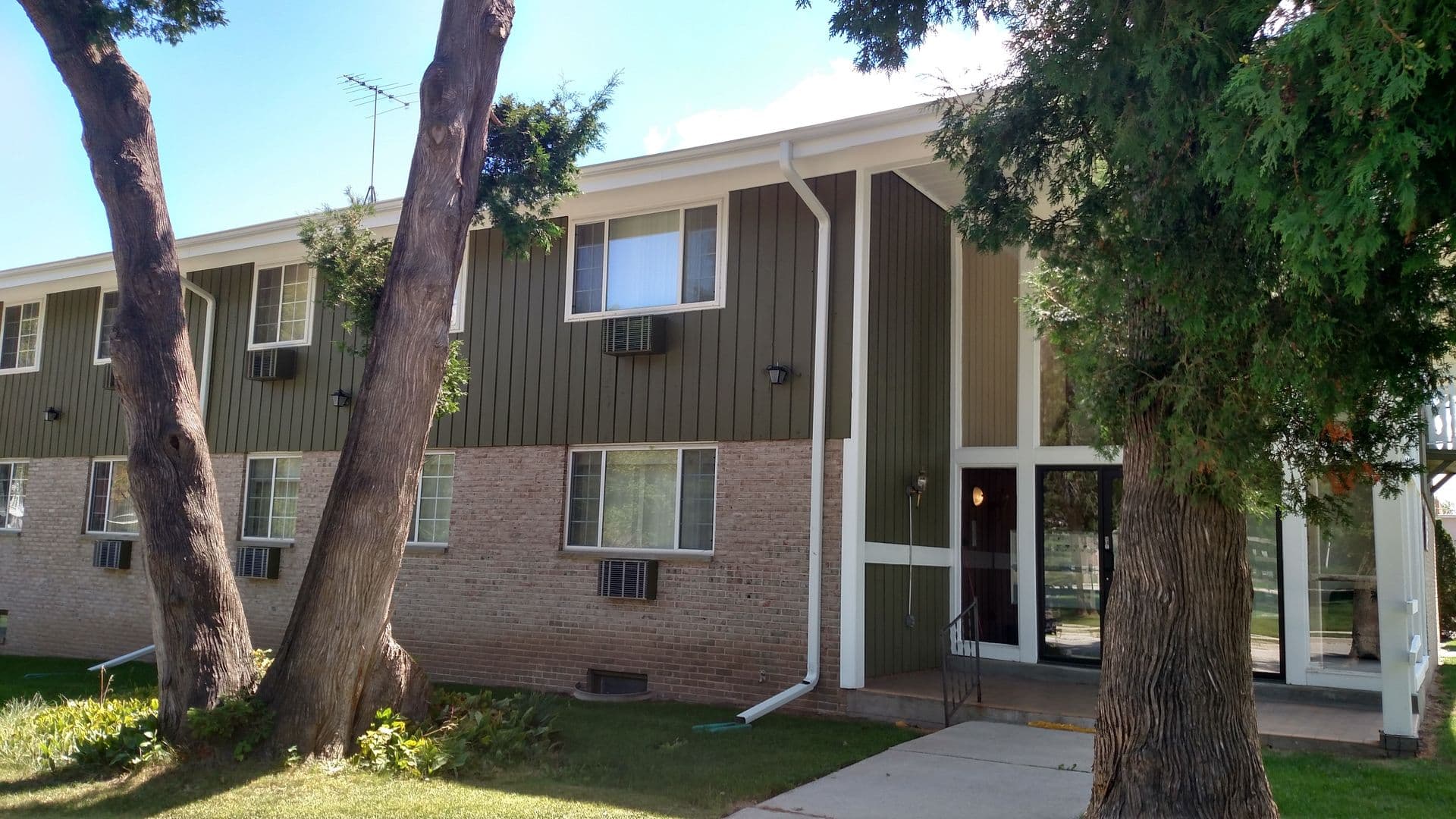 New Holstein Apartment: 2129 Randolph Ave