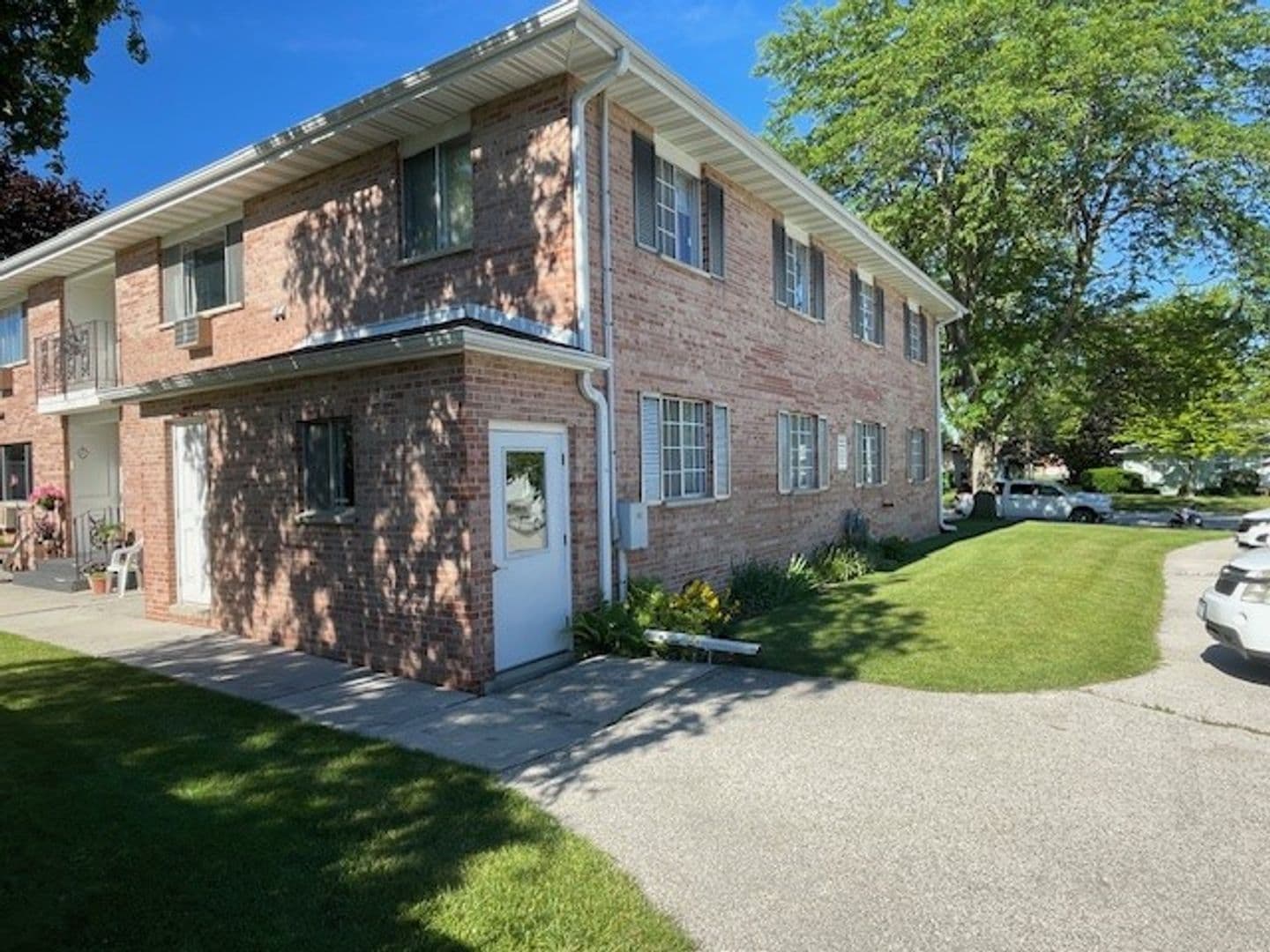 New Holstein Apartment: 1700 Jackson St