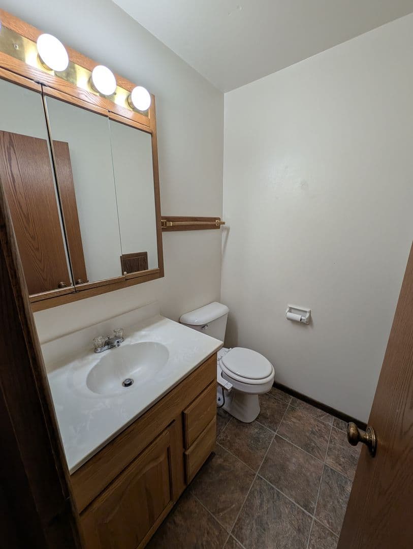Brookfield Apartment: 1345 Dover Place