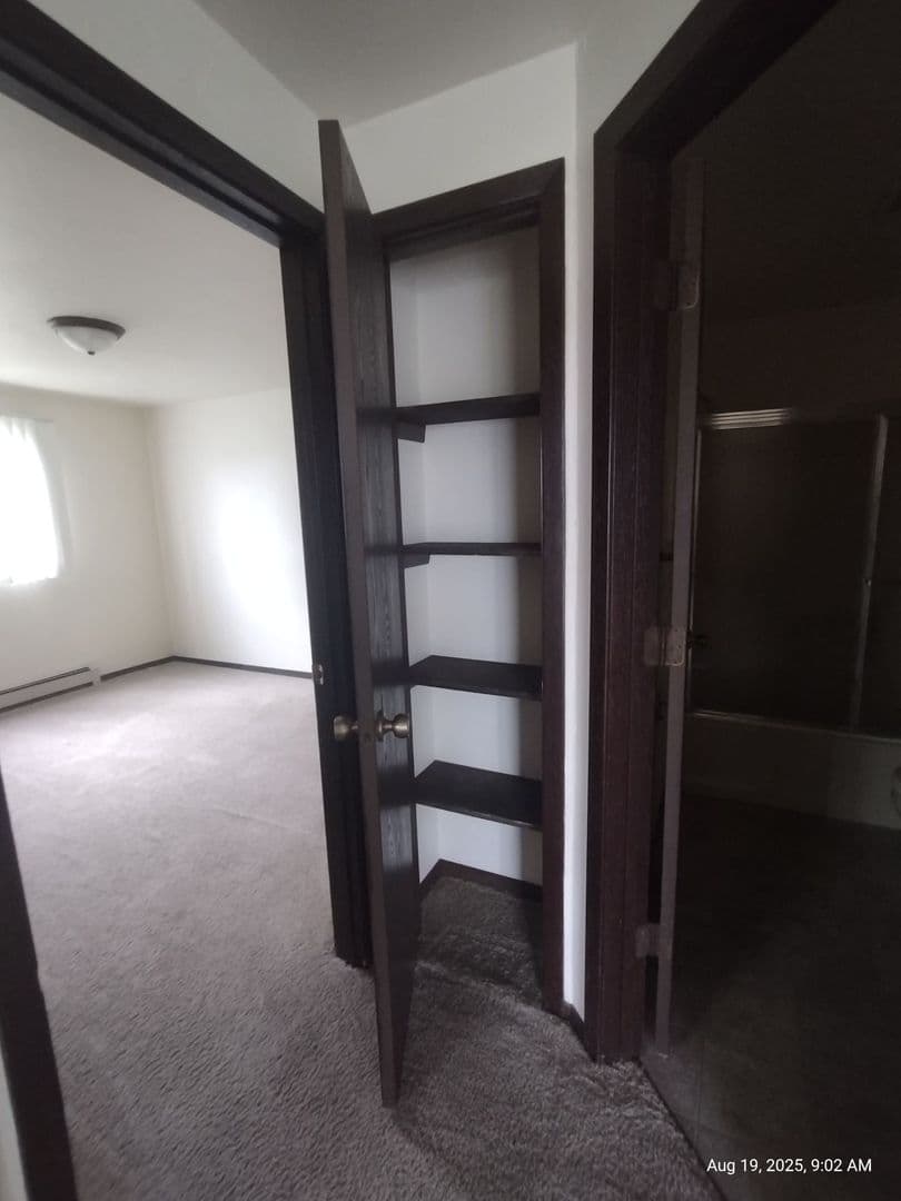 Green Bay Apartment: 1398 Kingston Terrace