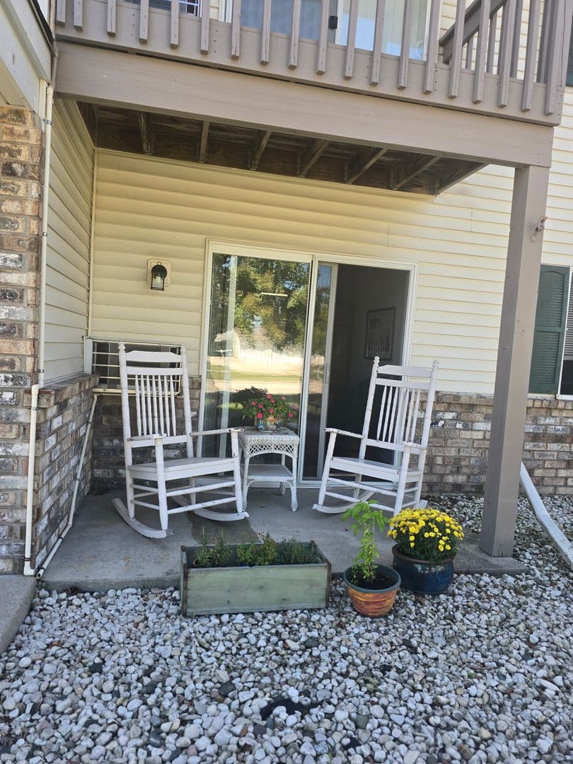 Plymouth Apartment: 225 S River Blvd