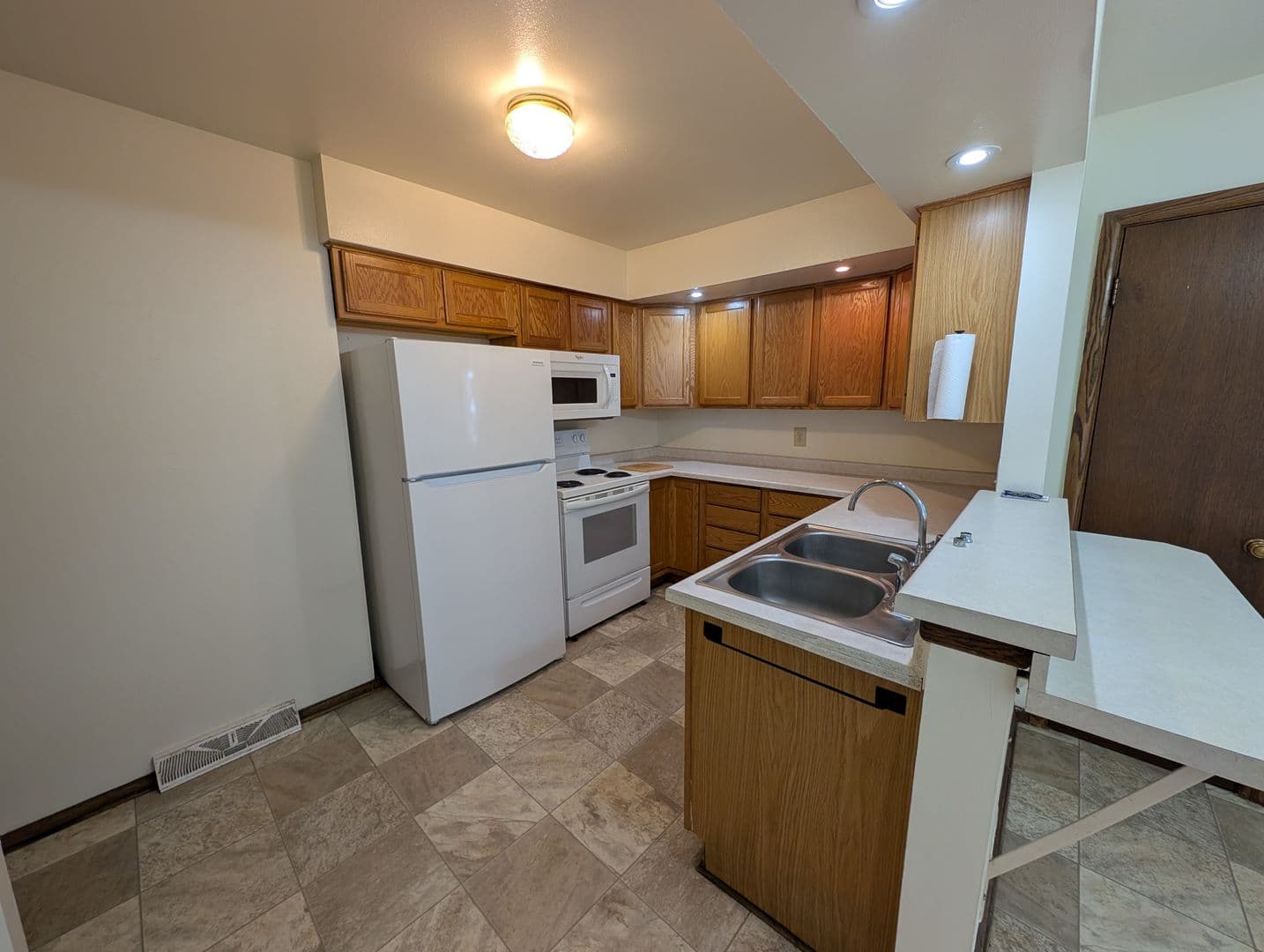 Brookfield Apartment: 1345 Dover Place