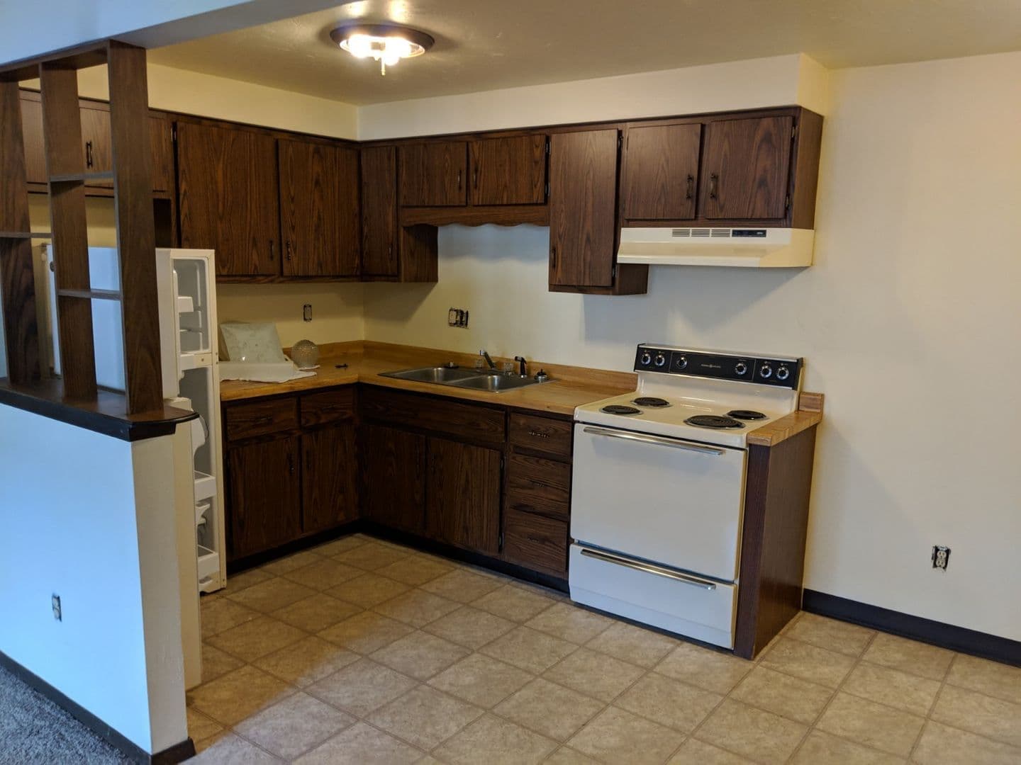 Green Bay Apartment: 1398 Kingston Terrace