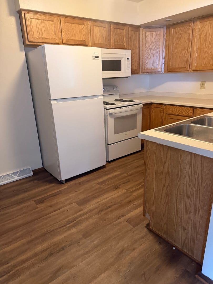 Brookfield Apartment: 1345 Dover Place