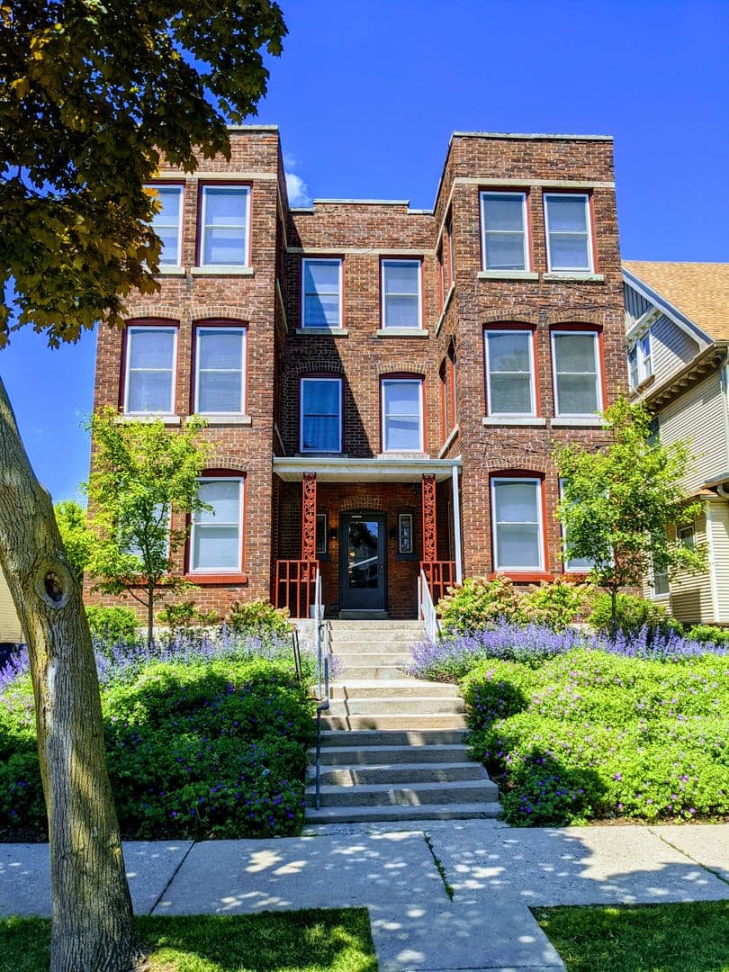 Milwaukee Apartment: 2583 N. Murray Ave.