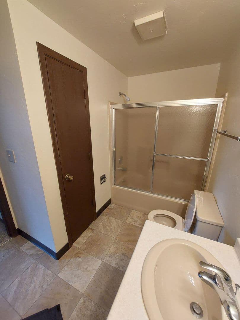 Green Bay Apartment: 1398 Kingston Terrace