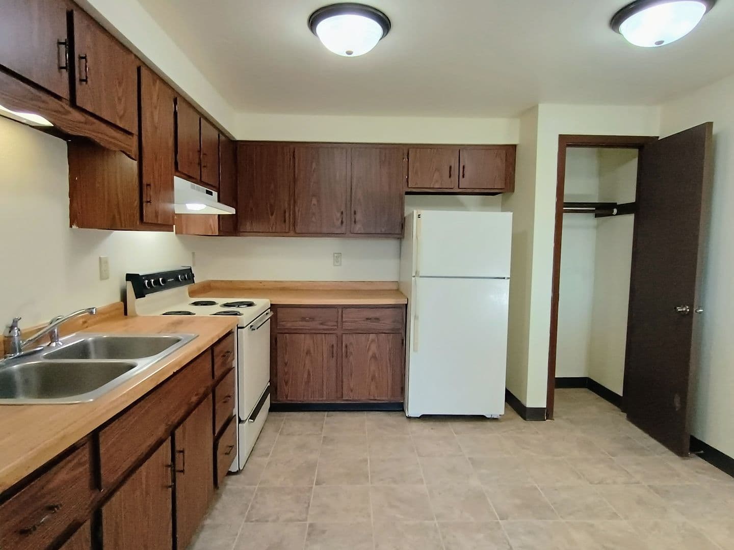 Green Bay Apartment: 1398 Kingston Terrace