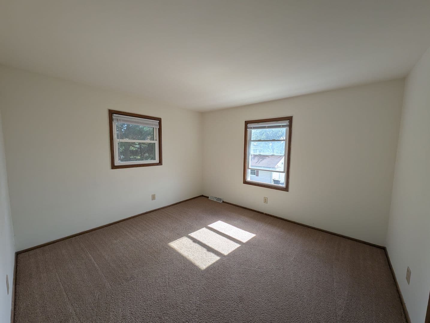 Brookfield Apartment: 1345 Dover Place