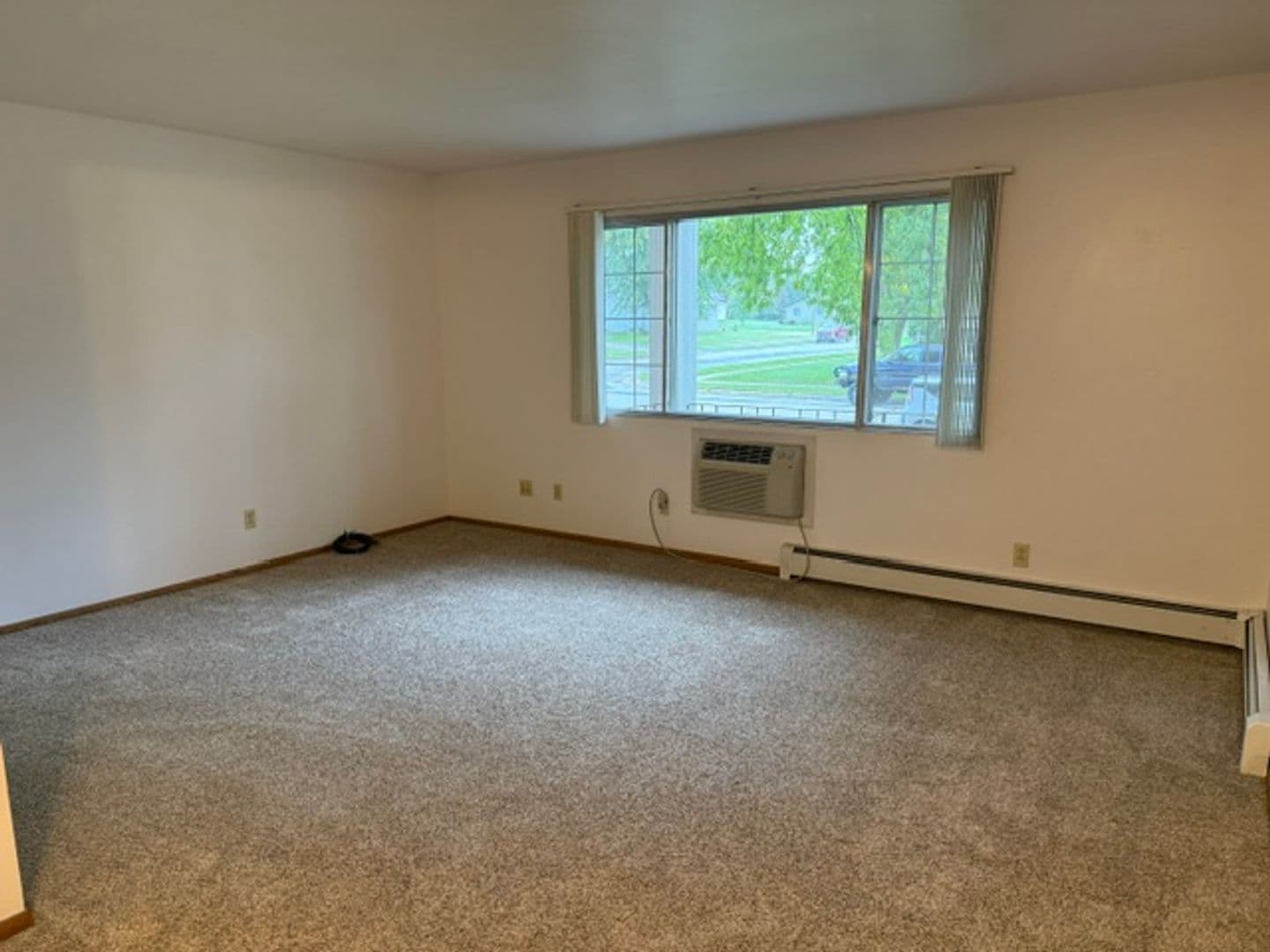 New Holstein Apartment: 1700 Jackson St