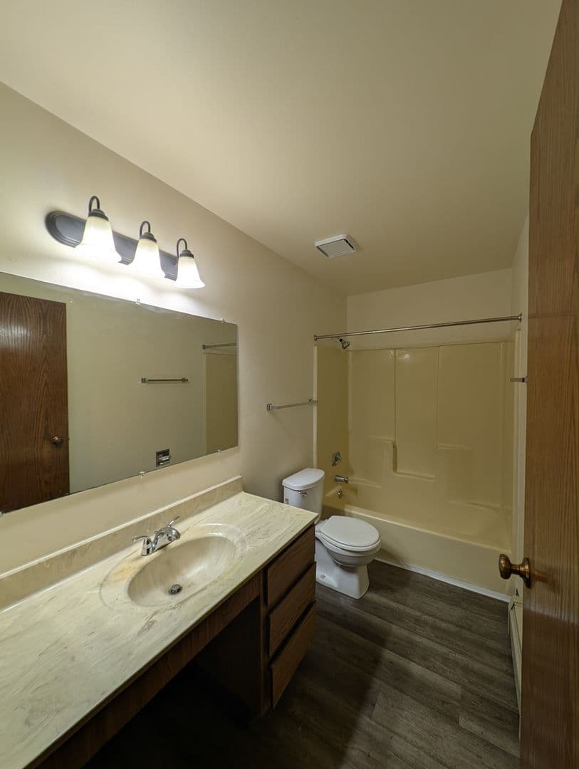 Appleton Apartment: 1201 East Gunn St # 5