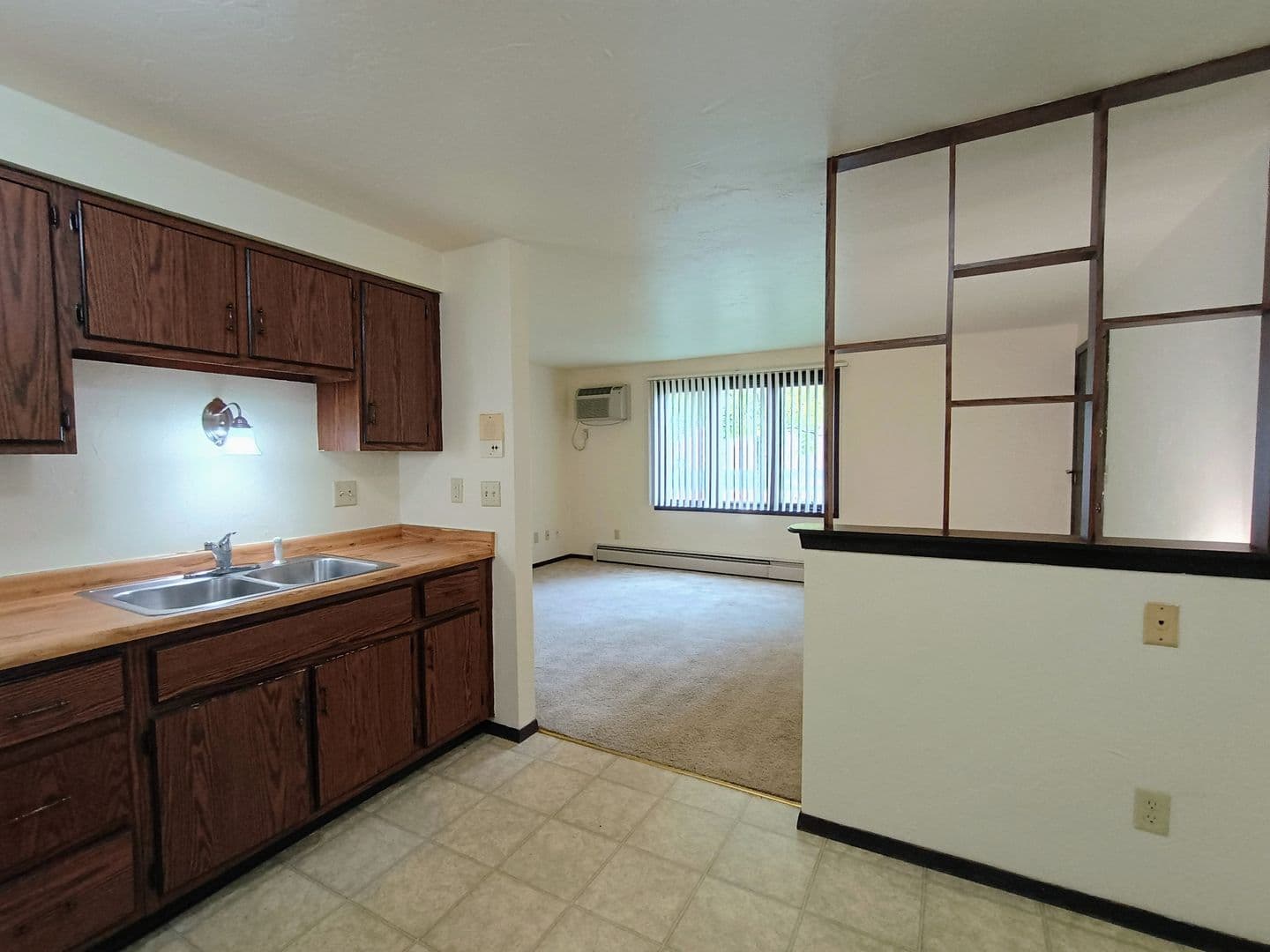 Green Bay Apartment: 1398 Kingston Terrace