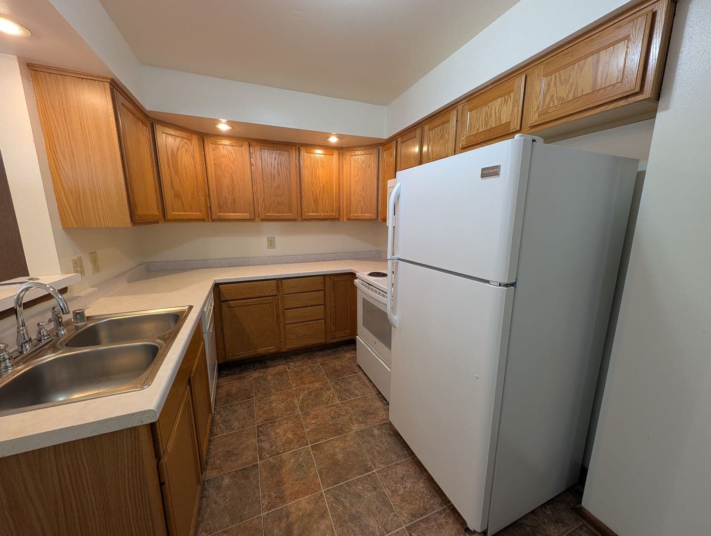 Brookfield Apartment: 1345 Dover Place