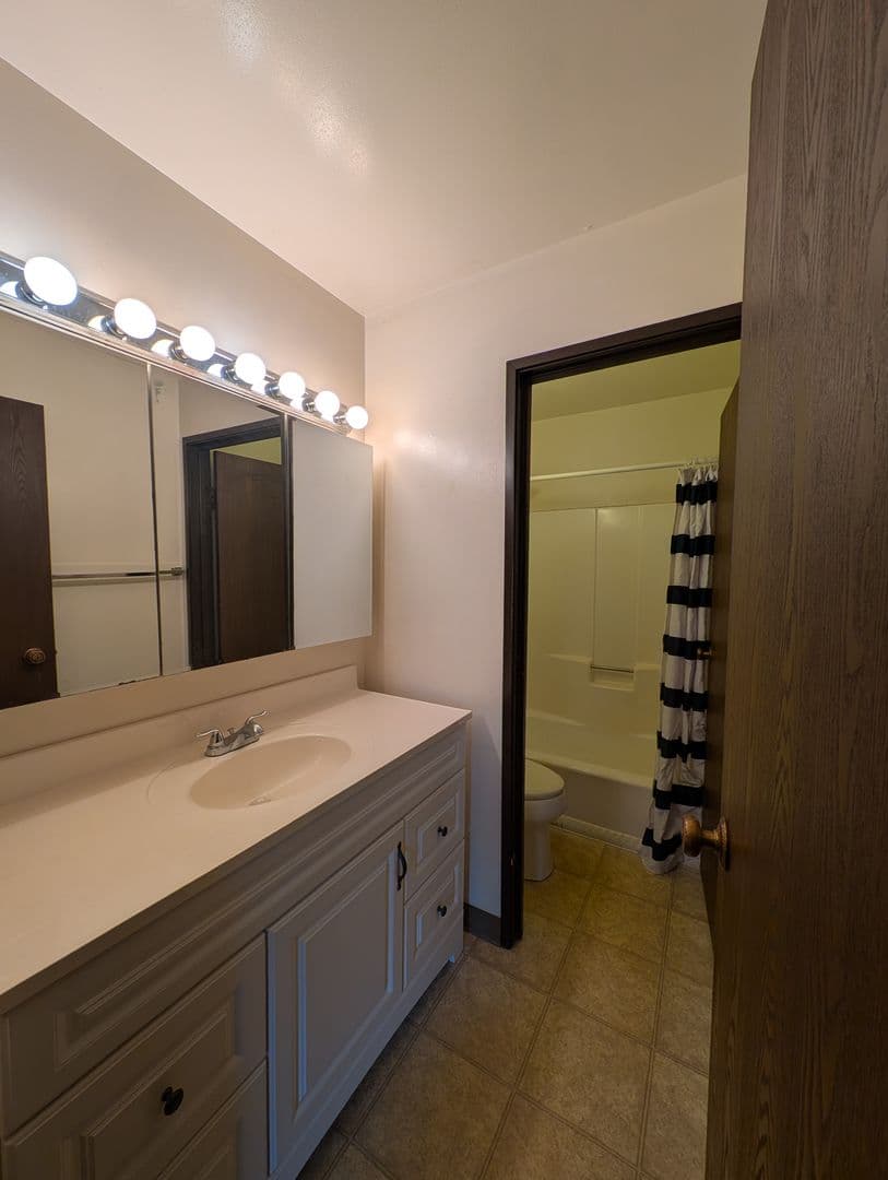 Appleton Apartment: 209 Royal Ct