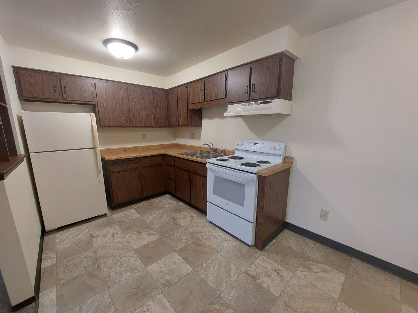 Green Bay Apartment: 1398 Kingston Terrace