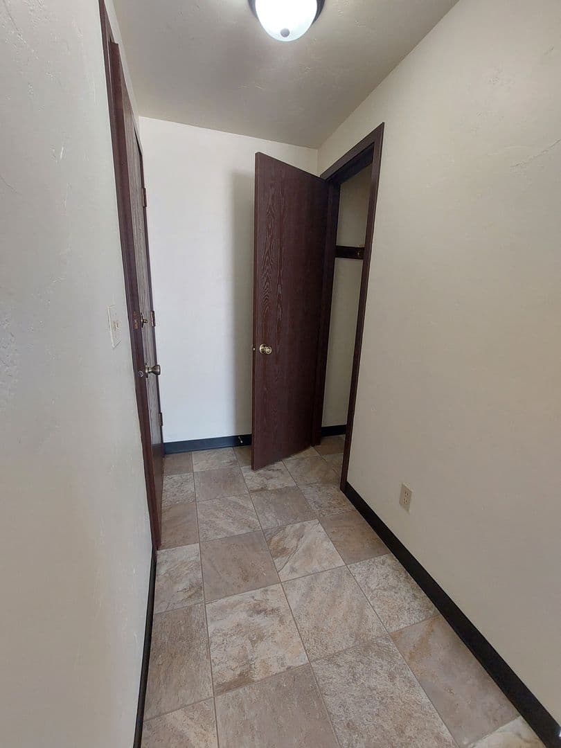Green Bay Apartment: 1398 Kingston Terrace