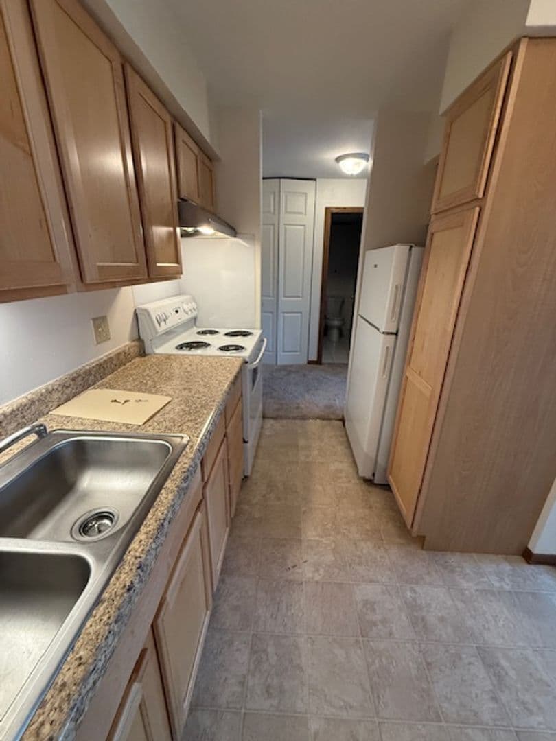 New Holstein Apartment: 2129 Randolph Ave