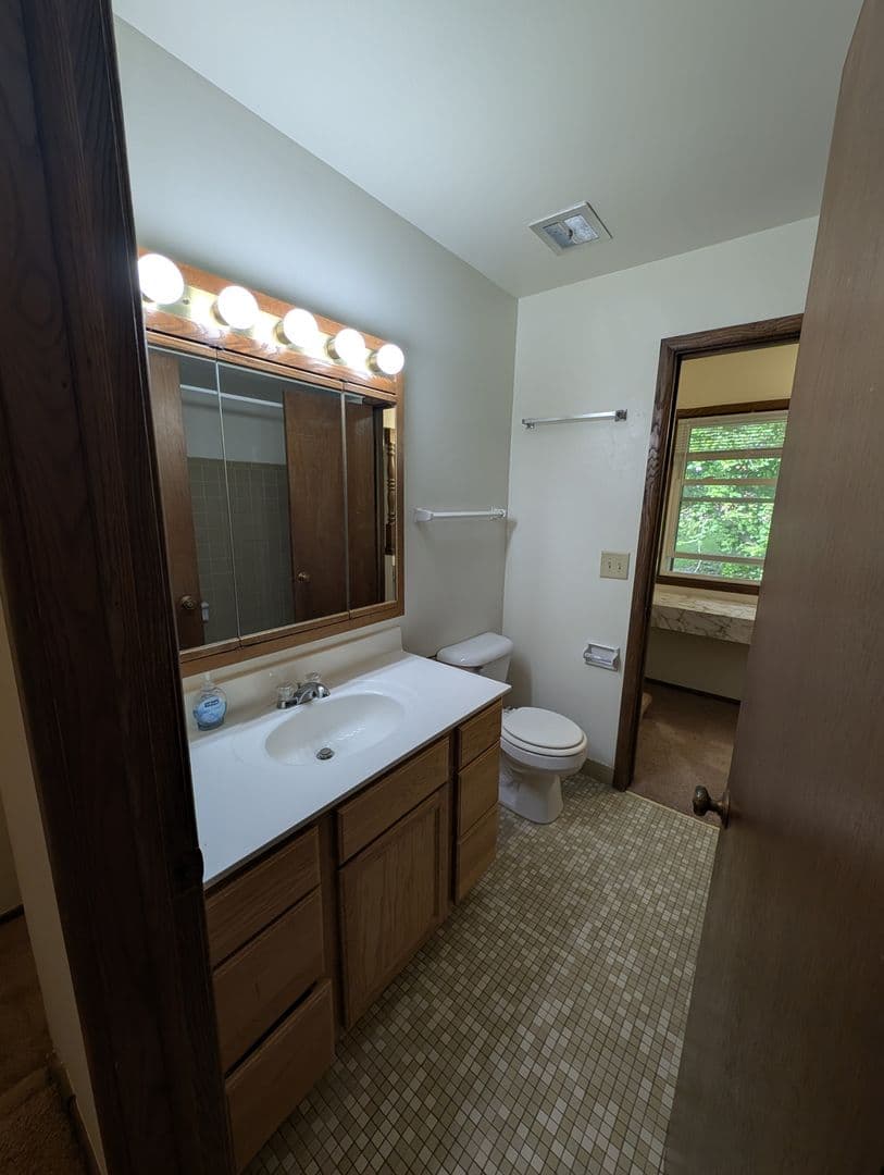 Brookfield Apartment: 1345 Dover Place
